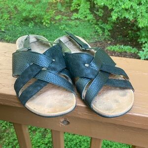 Vionic Eira Black and Tan Sandals